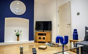 New- Modern 2Br Apt Wifi Sleep5 City Centre